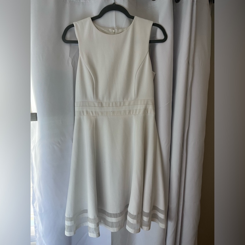 Calvin Klein - Elegant White/Ivory Sleeveless Dress